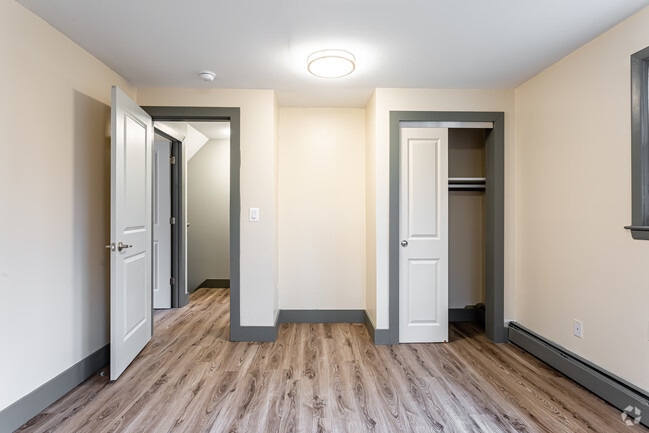 3BD/2BA Upstairs Bedroom