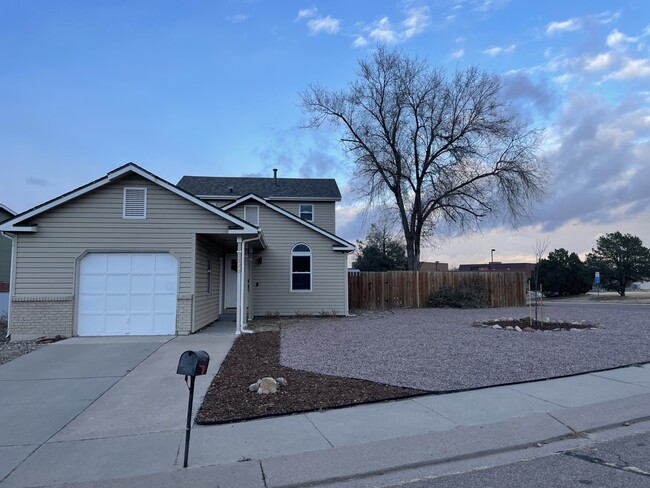 Front Yard. Showing one car garage. - 3375 Simmelink Loop Casa