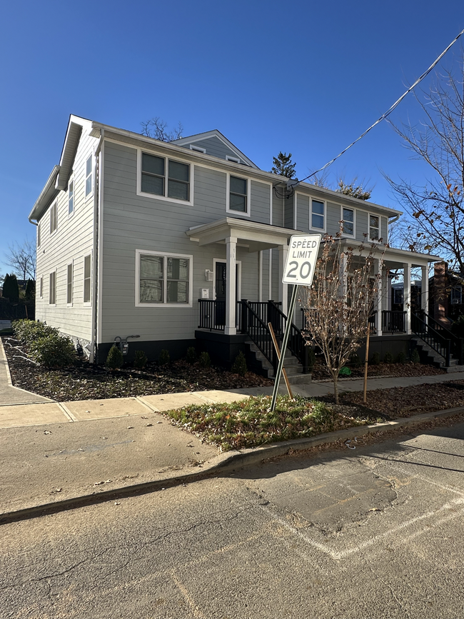 Photo - 180 John St Townhome