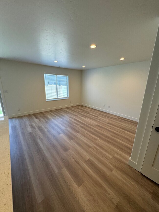 Photo - 494 340 W