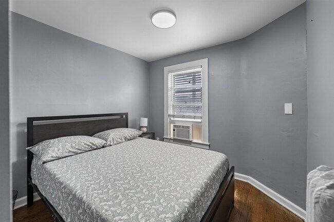 Photo - 9 W 51st St