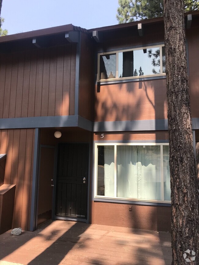 Building Photo - Two Bedroom condo minutes to heavenly