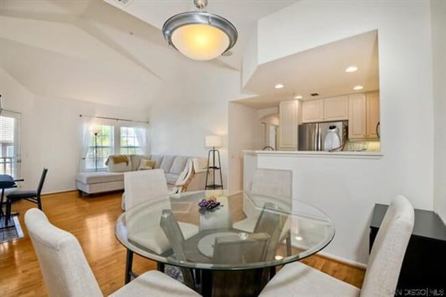 GATED Modern 2 Br 2 Bath Garage Large Kitc... - GATED Modern 2 Br 2 Bath Garage Large Kitc... Casa Adosada