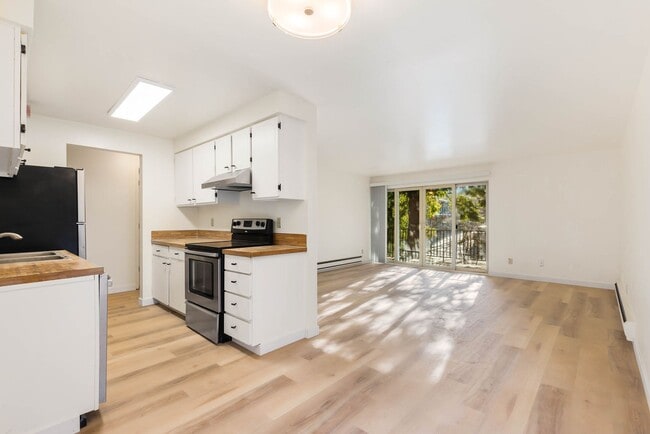 Building Photo - 1 Bedroom 1 Bath Condo in Kirkland, new flooring plus great amenities!