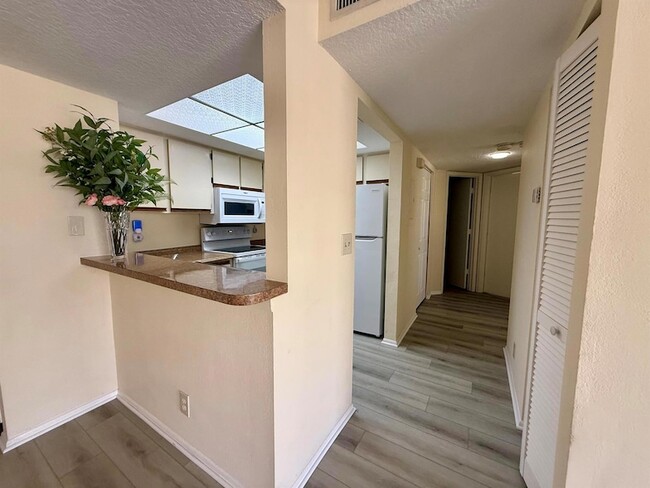 Building Photo - 1520 SE Royal Green Cir Unit 205