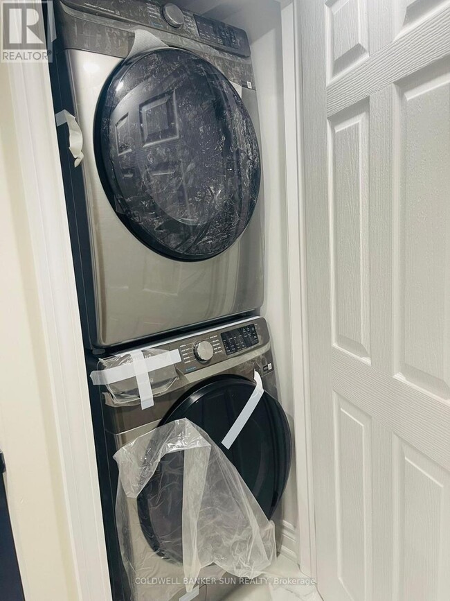 Photo - 220 Bloor St W