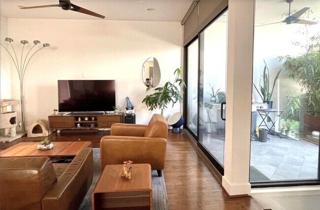 Photo - 2322 Camden Dr Unidad B