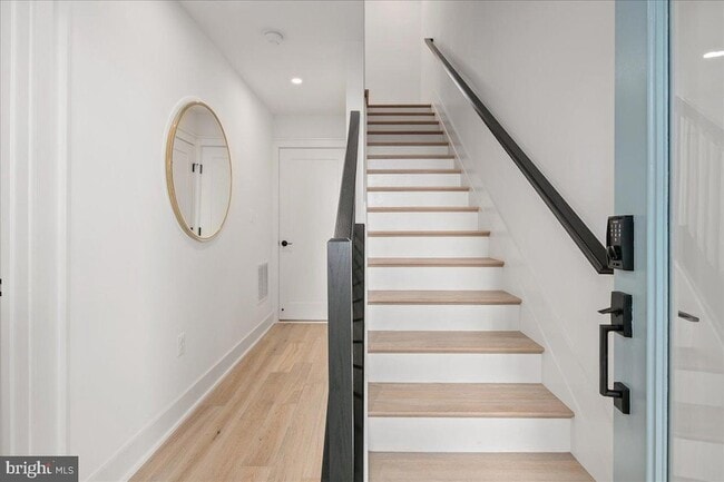 Photo - 911 N Irving St