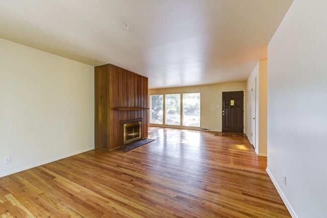 Photo - Pre-Lease August 2026; Large 5 Bedroom 3 B...