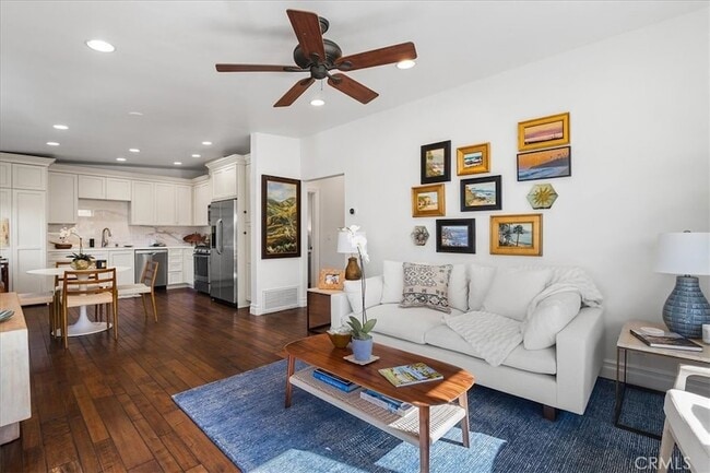 Photo - 737 Griffith Way