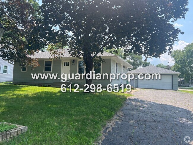 Building Photo - Shoreview House Available September 1st, U...