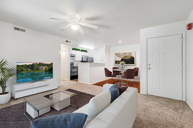 1BR, 1BA - 633SF - Living Room