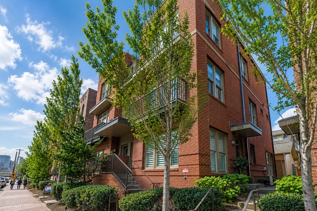 Building Photo - Stylish Germantown Townhome - Walkable Neighborhood