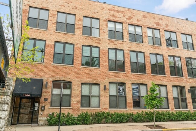 Photo - 1650 W Wrightwood Ave Unit J05P