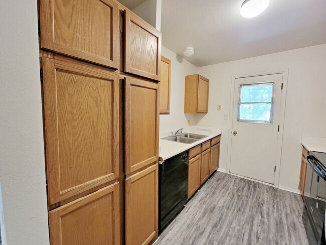 Photo - 3 Bedroom 2 Bath Condo Available Now! Unidad 202