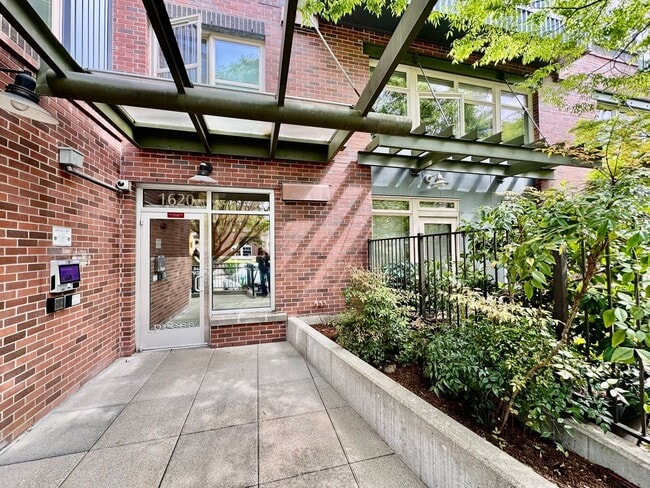 Building Photo - Renovated Studio in Capitol Hill with Rooftop City Views!!!! Unit 529