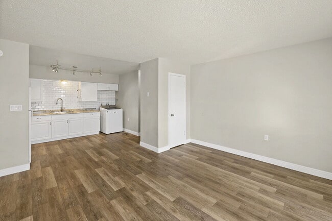 Photo - 402 Sunny Ln