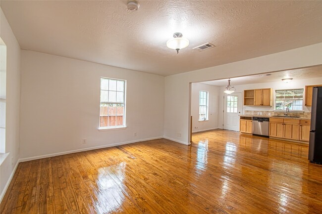 Photo - 633 Bradley St