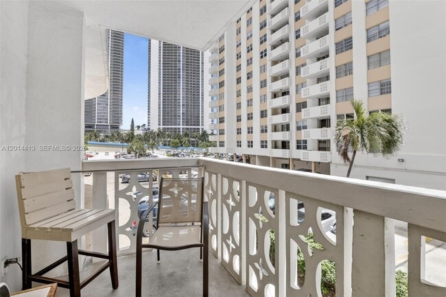 Building Photo - 1817 S Ocean Dr Unit 225