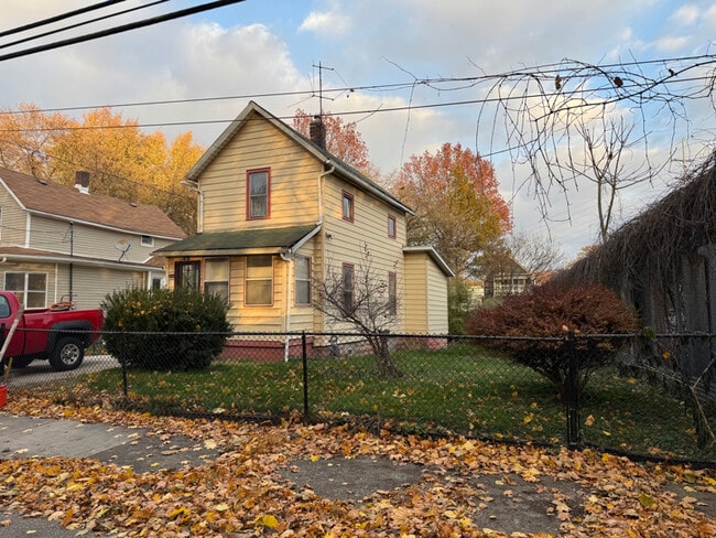 Building Photo - 1061 Raymond St