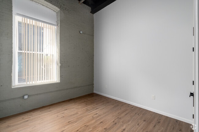 1BR, 1BA - 810SF - Bedroom