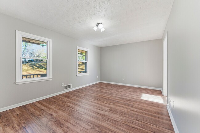 Photo - 264 Greenwood Dr NW