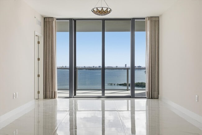 Building Photo - 700 NE 24th St