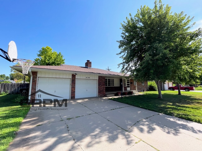 Building Photo - Comfortable 3 Bedroom 2 Bath House in Beau...