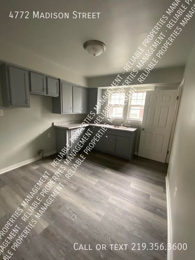 Photo - 4772 Madison St