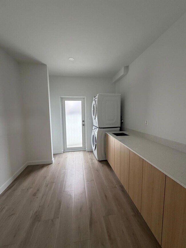 Photo - 831 SE 9th Ave