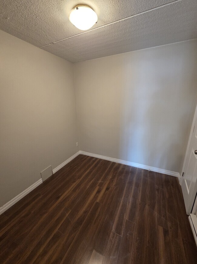 Photo - 251 Erb St. W Unité #18 2BR + Den