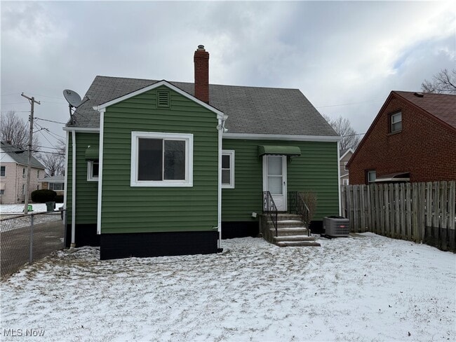 Photo - 920 E 218th St