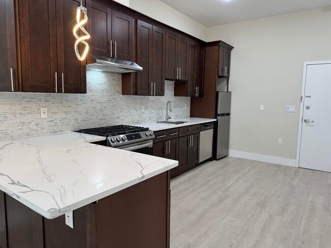 Building Photo - 527 Union Ave Unit 2E