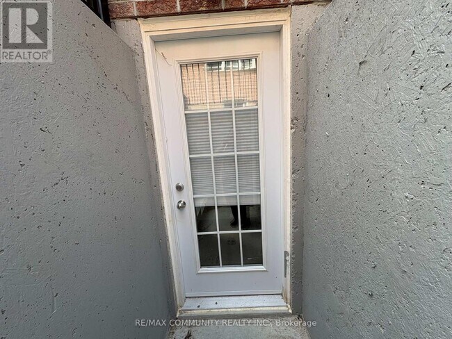 Photo - 60 St Hubert Dr