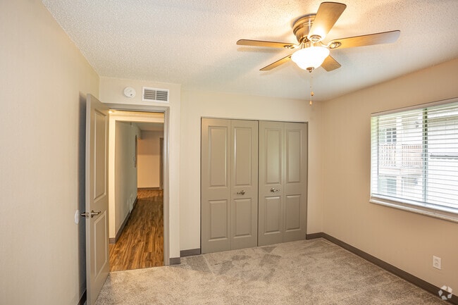 2BR, 1BA - 750 SF - Parkway Apartments