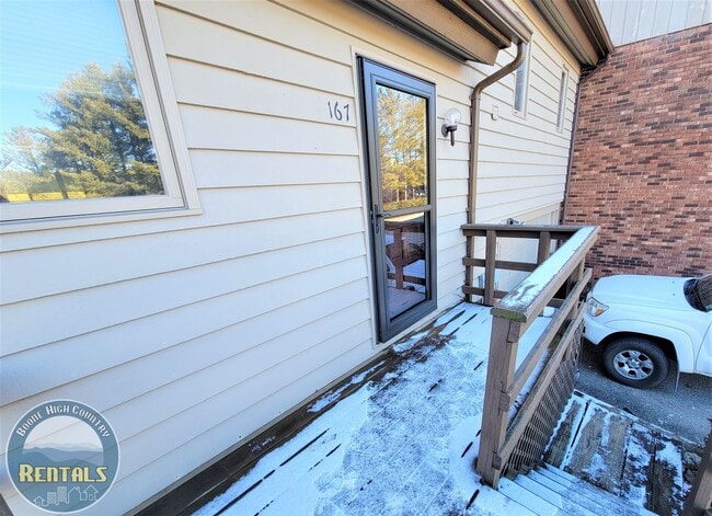 Photo - 1/1.5 Townhome located near Boone Golf Course!