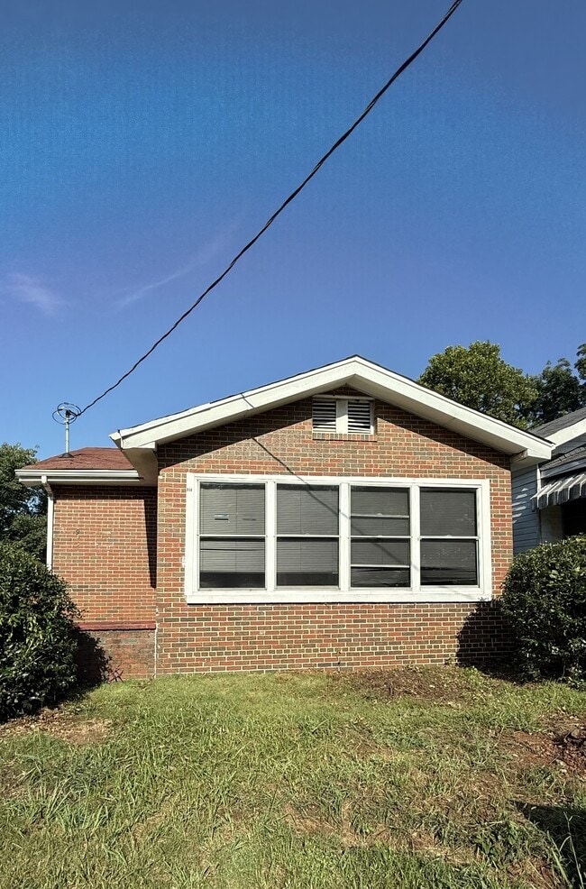 Building Photo - 914 18th Way SW