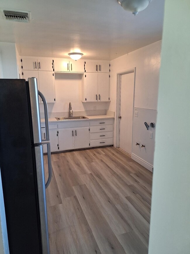2038 N Cedar Ave Unit 2038 N Cedar Ave