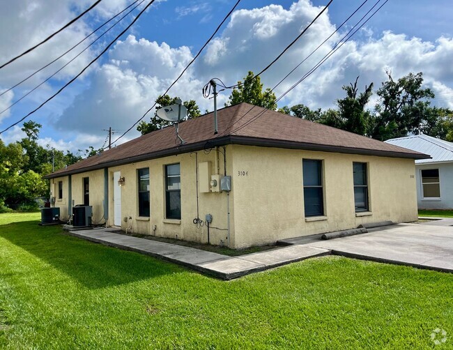 Building Photo - 2 Bed/1 Bath Duplex Rental