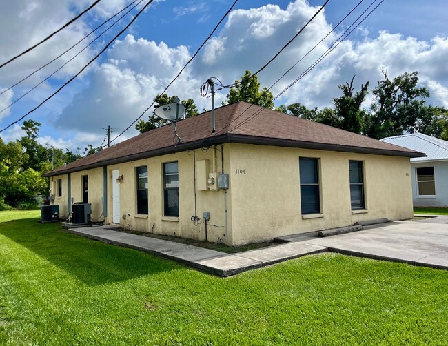 2 Bed/1 Bath Duplex - 2 Bed/1 Bath Duplex House