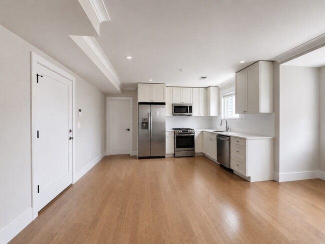 Building Photo - 13 Greylock Rd Unit 4-bed 2-bath #2