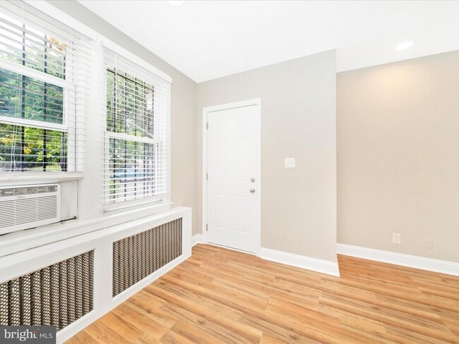 Entrada de la unidad - 4215 Dix St NE