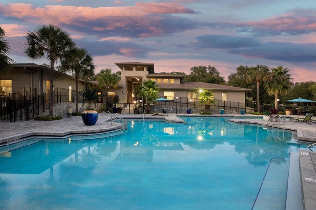 Building Photo - Canyon Park