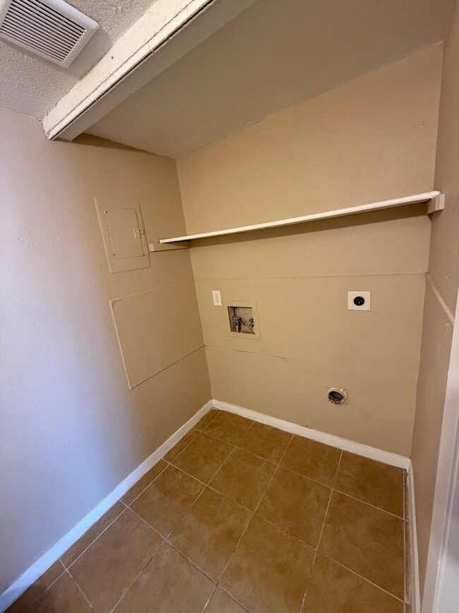 Photo - 8000 Winsford Dr