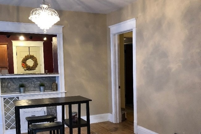 Dining w Hutch - 2119 E Bradford Ave Unit Lower