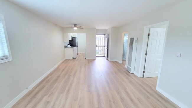 Main Room pic 3 - 4146 Redondo Beach Blvd Unit C