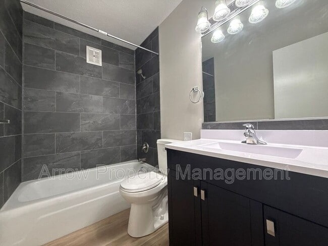 Photo - 905 5th St