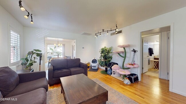 Photo - 1103 Madeline Dr