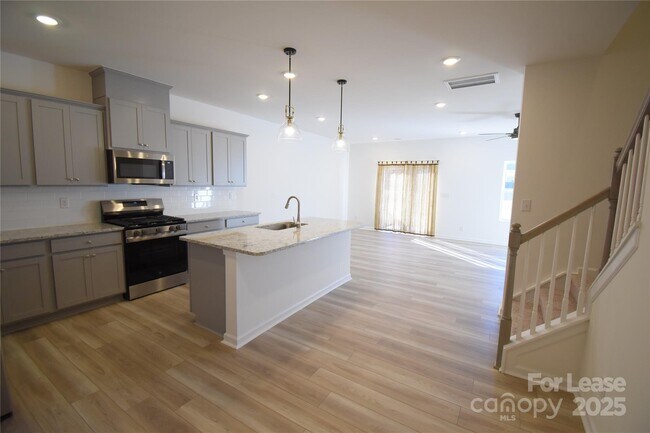 Photo - 752 Kitfox Dr NW