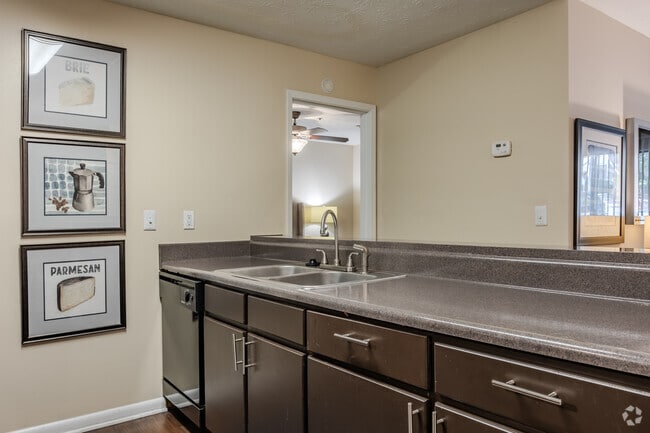 2BR, 2BA - 1005SF - Kitchen